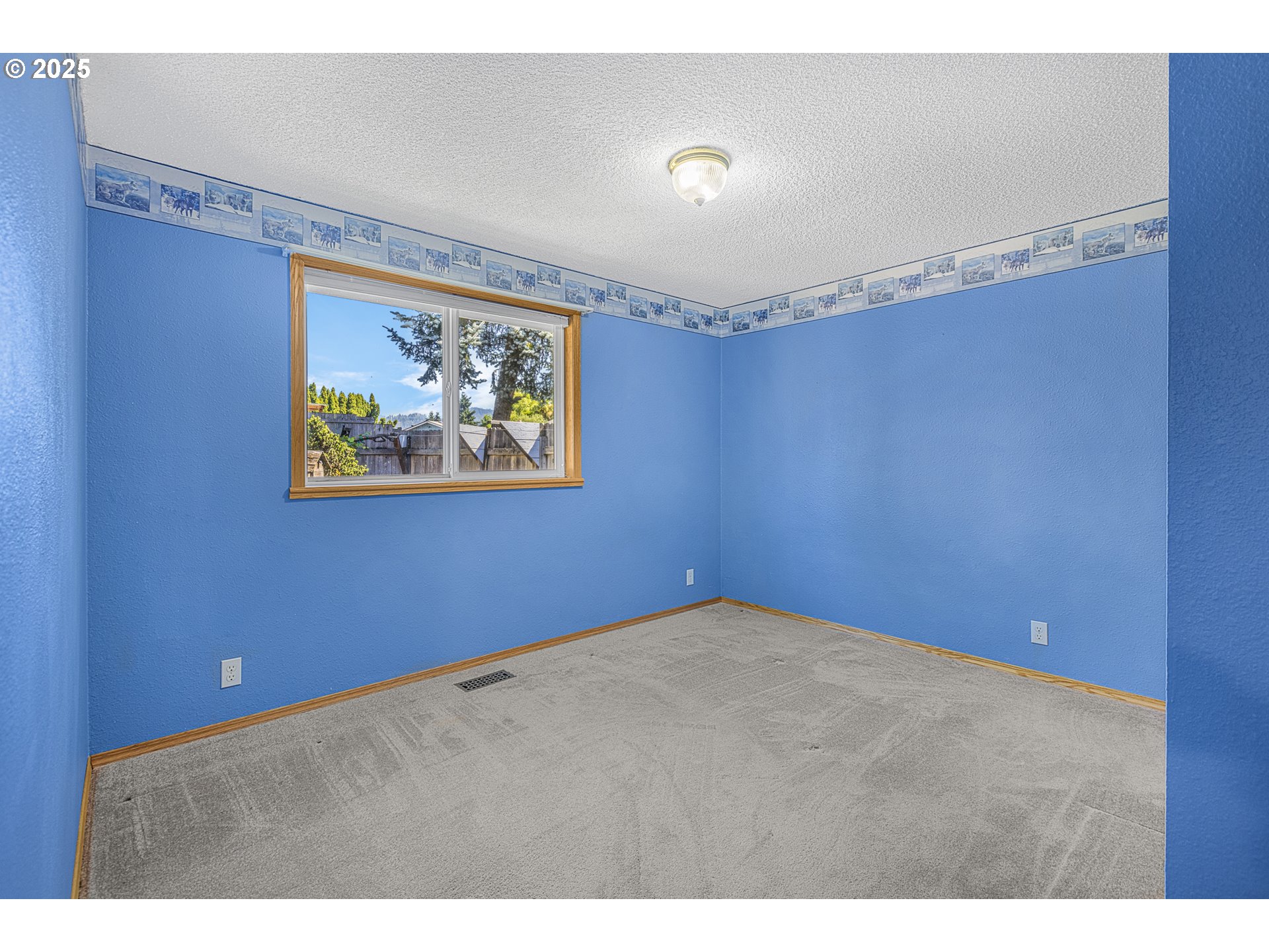 376 49th State Loop Springfield, OR 97478 - Photo 16 of 48 a view of an empty room