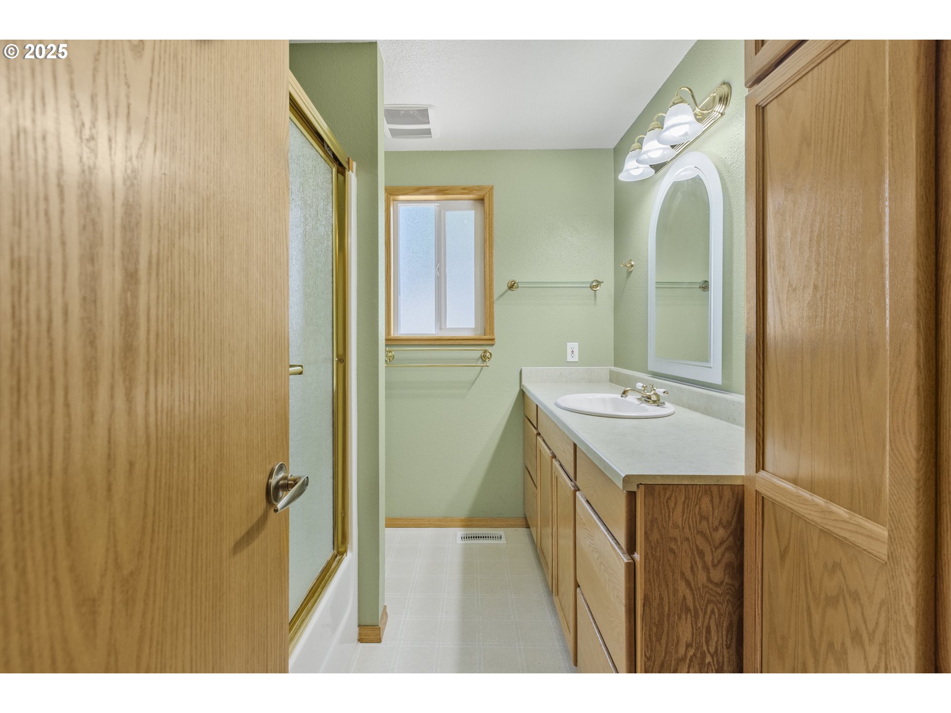 376 49th State Loop Springfield, OR 97478 - Photo 18 of 48 a bathroom with a sink and mirror