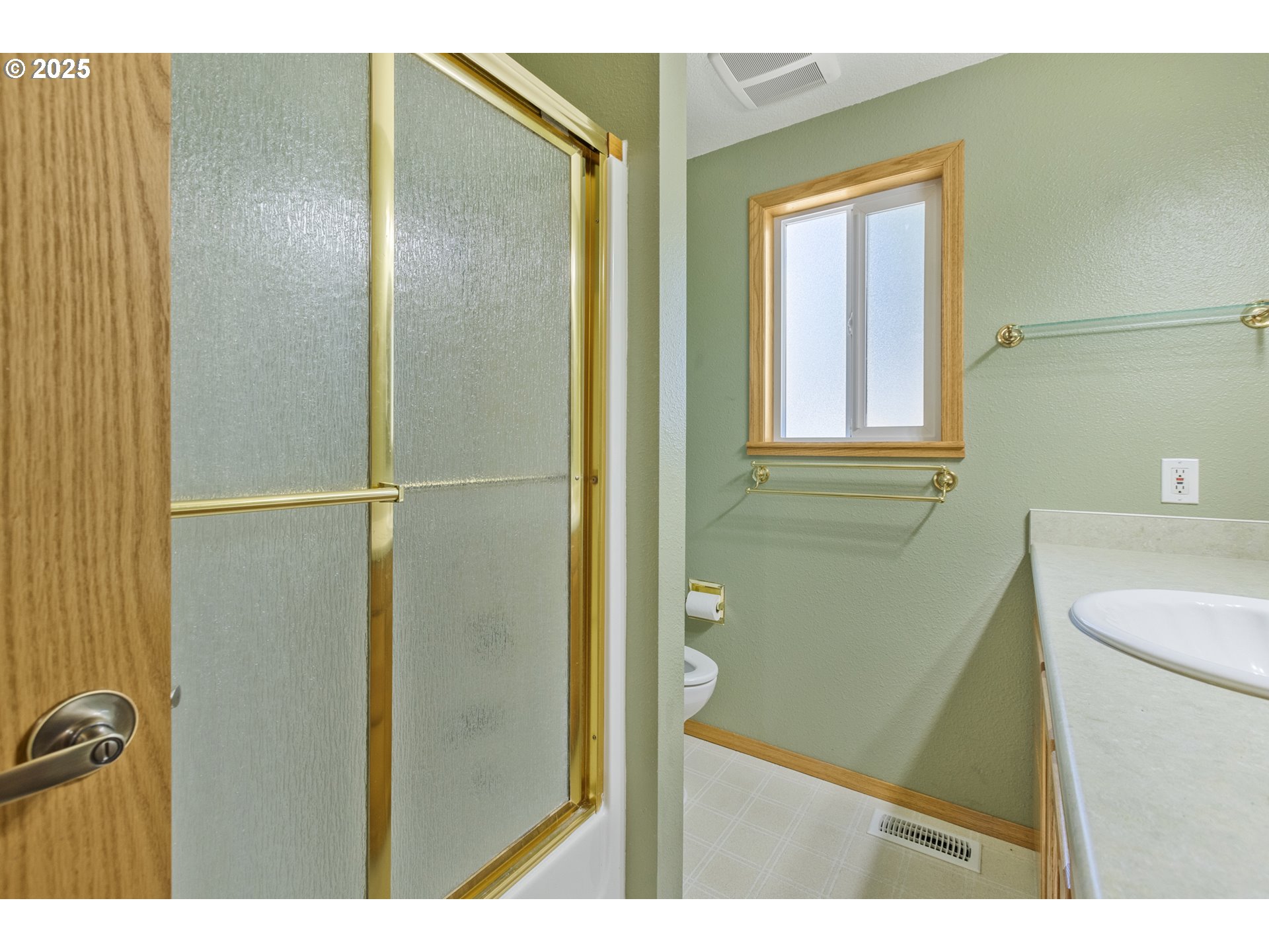 376 49th State Loop Springfield, OR 97478 - Photo 19 of 48 a bathroom with a sink and a mirror