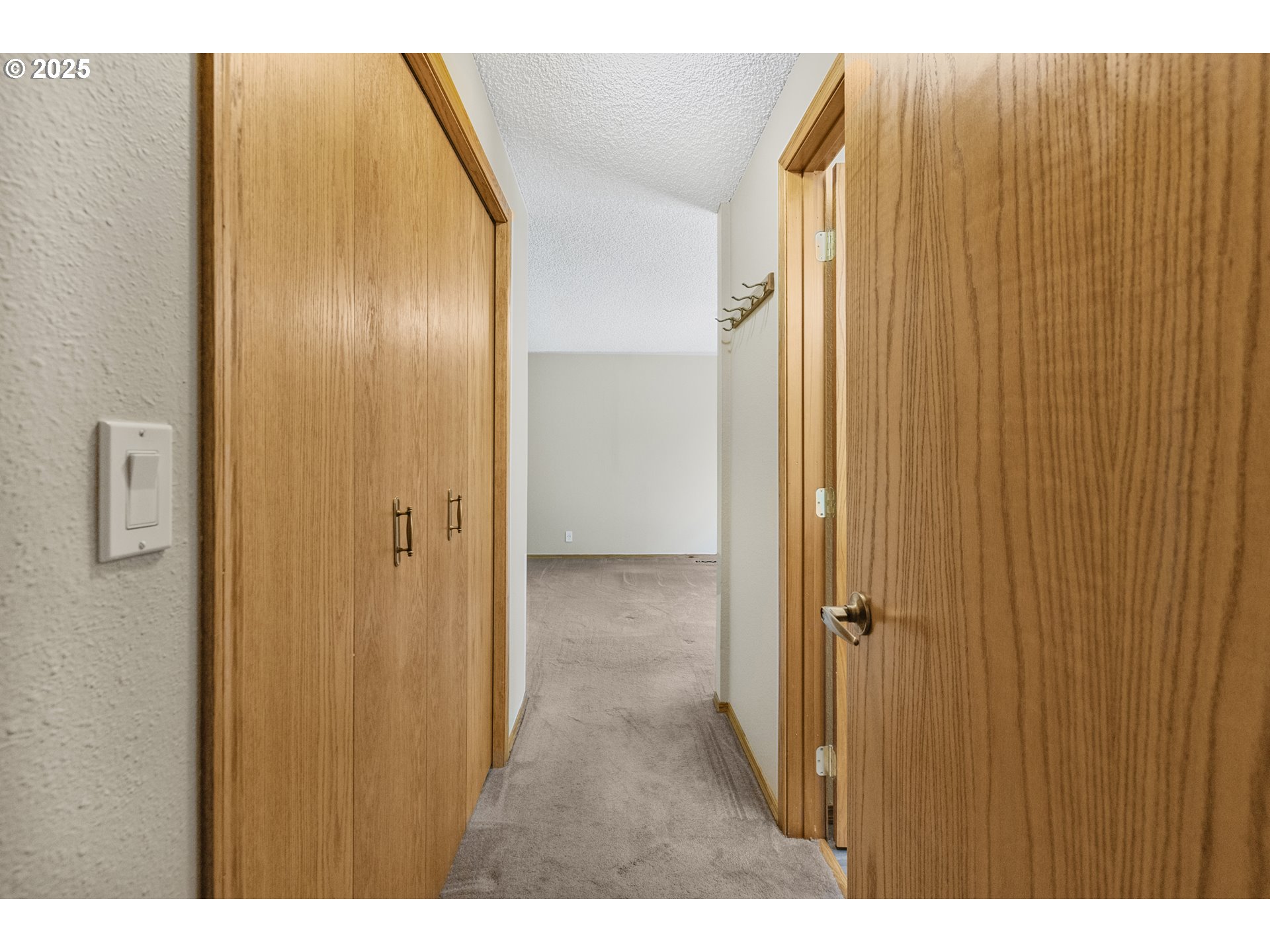 376 49th State Loop Springfield, OR 97478 - Photo 20 of 48 a view of a bathroom from the hallway