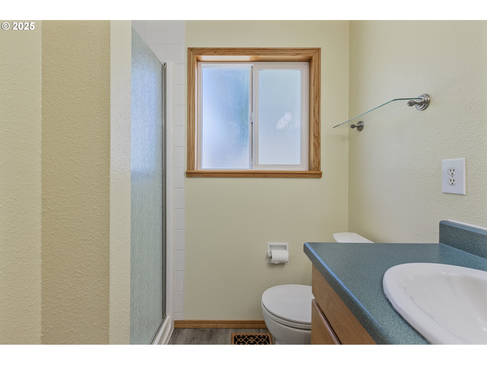 376 49th State Loop Springfield, OR 97478 - Photo 21 of 48 a bathroom with a toilet a sink and mirror