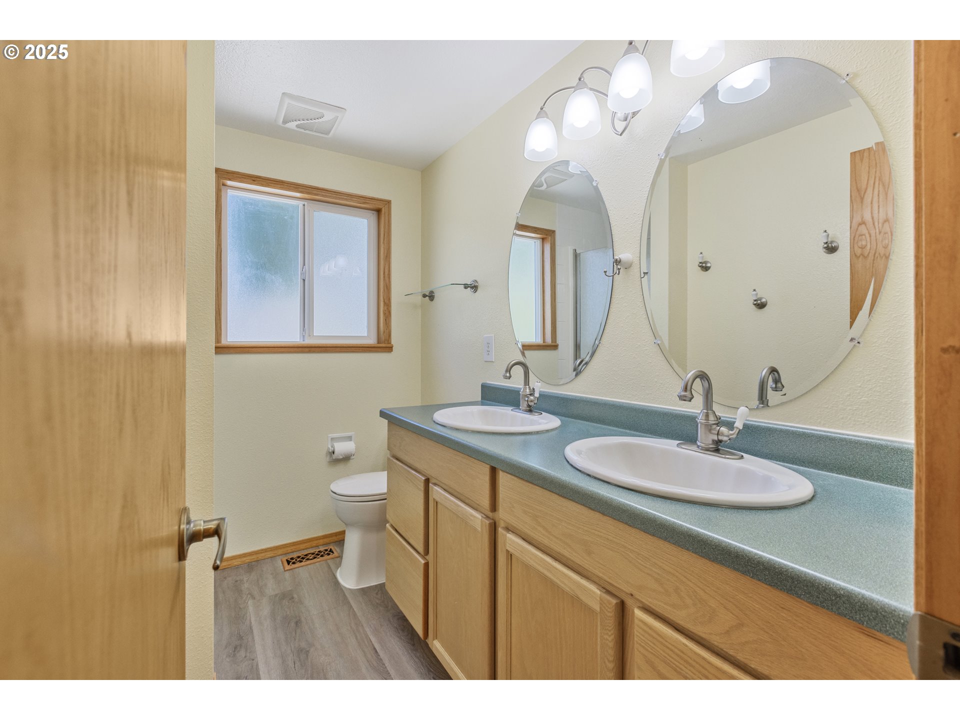 376 49th State Loop Springfield, OR 97478 - Photo 22 of 48 a bathroom with a toilet a sink and mirror