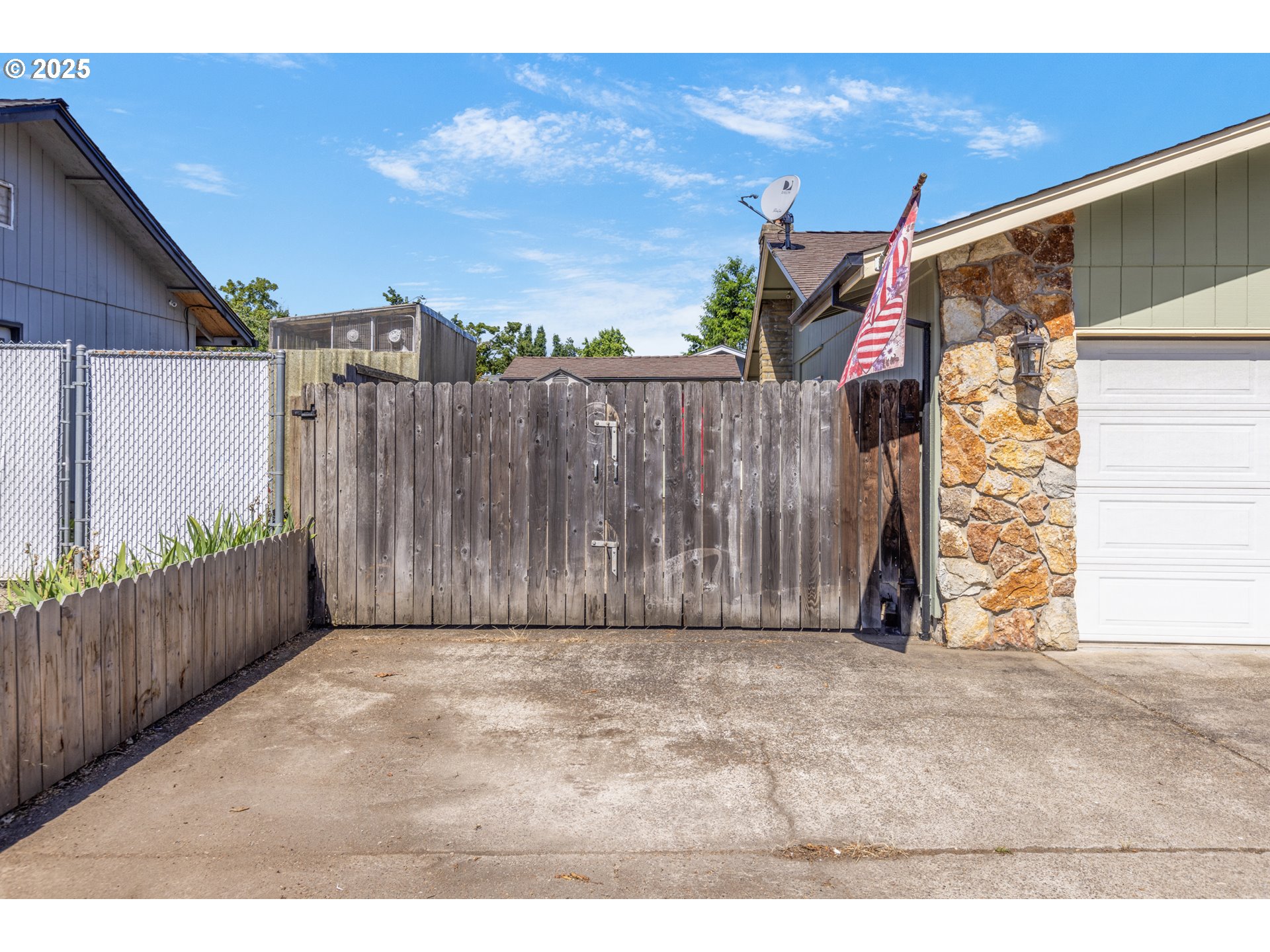 376 49th State Loop Springfield, OR 97478 - Photo 23 of 48 a view of a house with a wooden fence