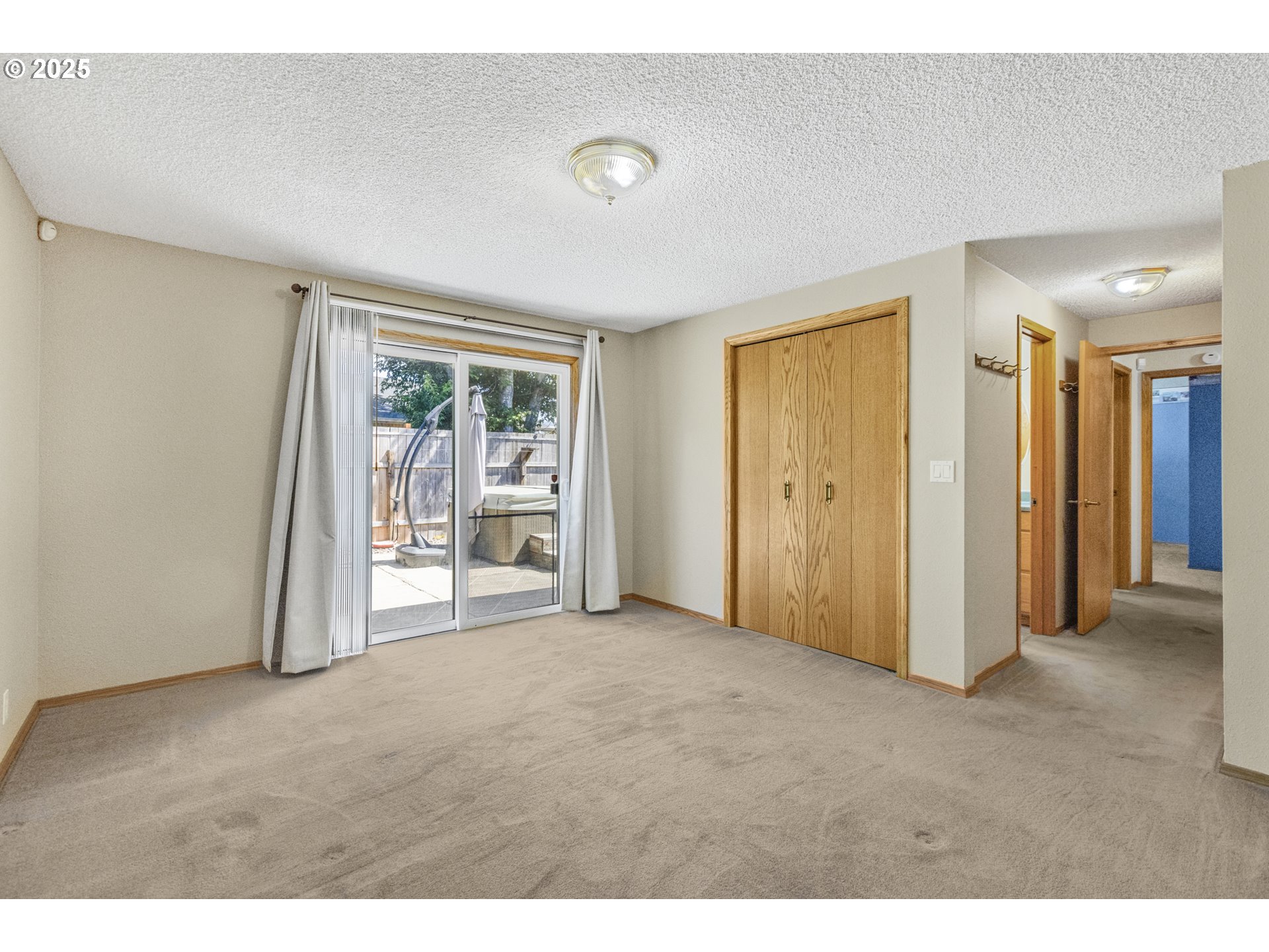 376 49th State Loop Springfield, OR 97478 - Photo 24 of 48 a view of an empty room with glass door