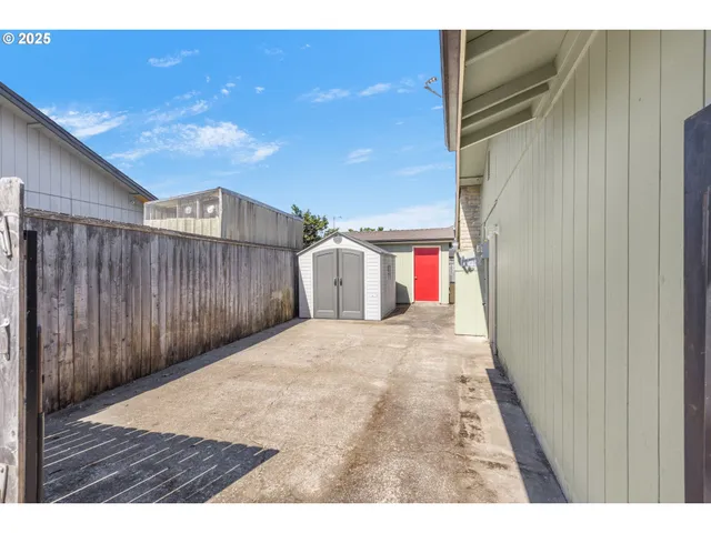 $469,999 | 376 49th State Loop, Springfield, OR 97478