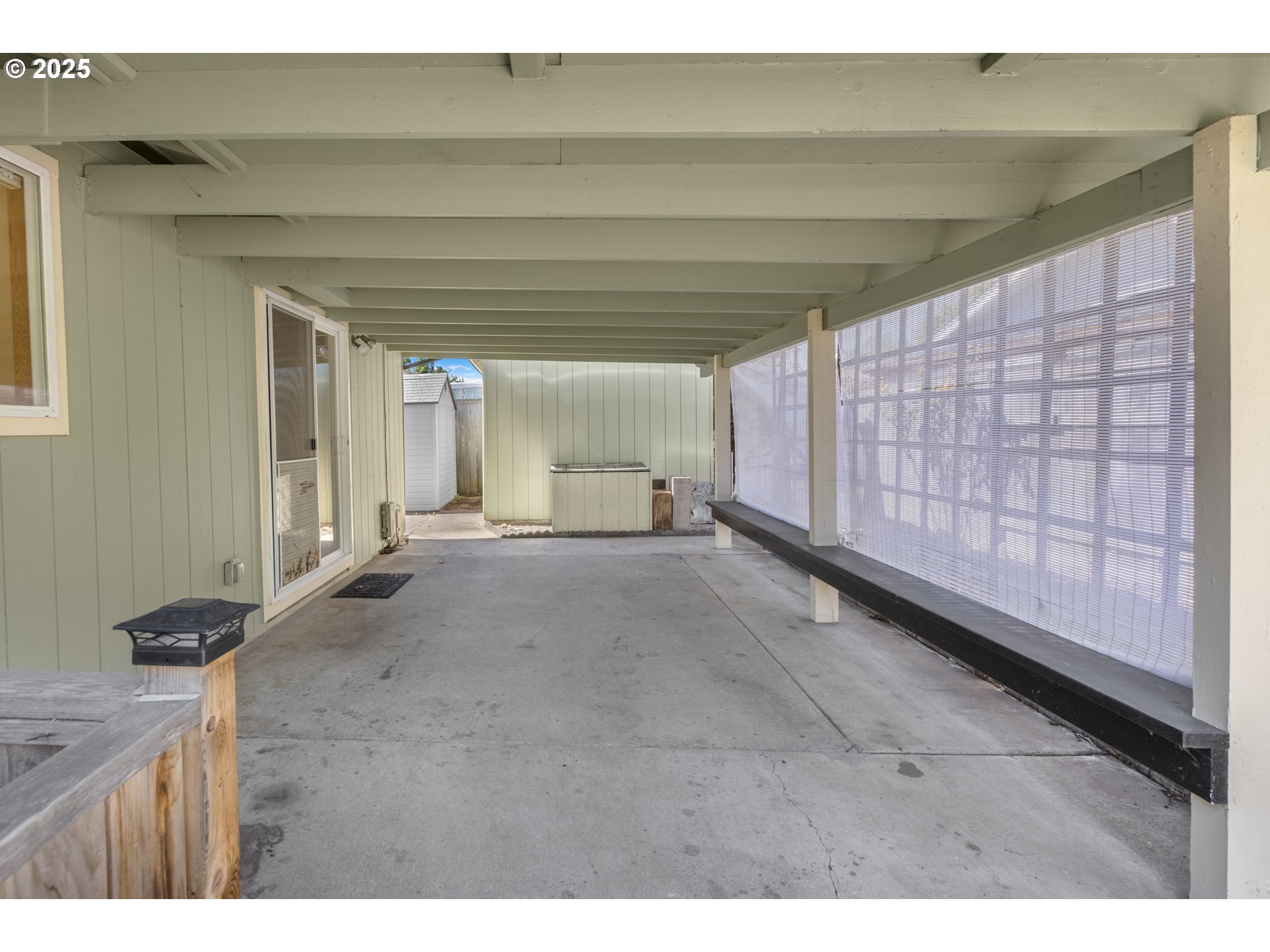 376 49th State Loop Springfield, OR 97478 - Photo 30 of 48 a view of hallway with stairs