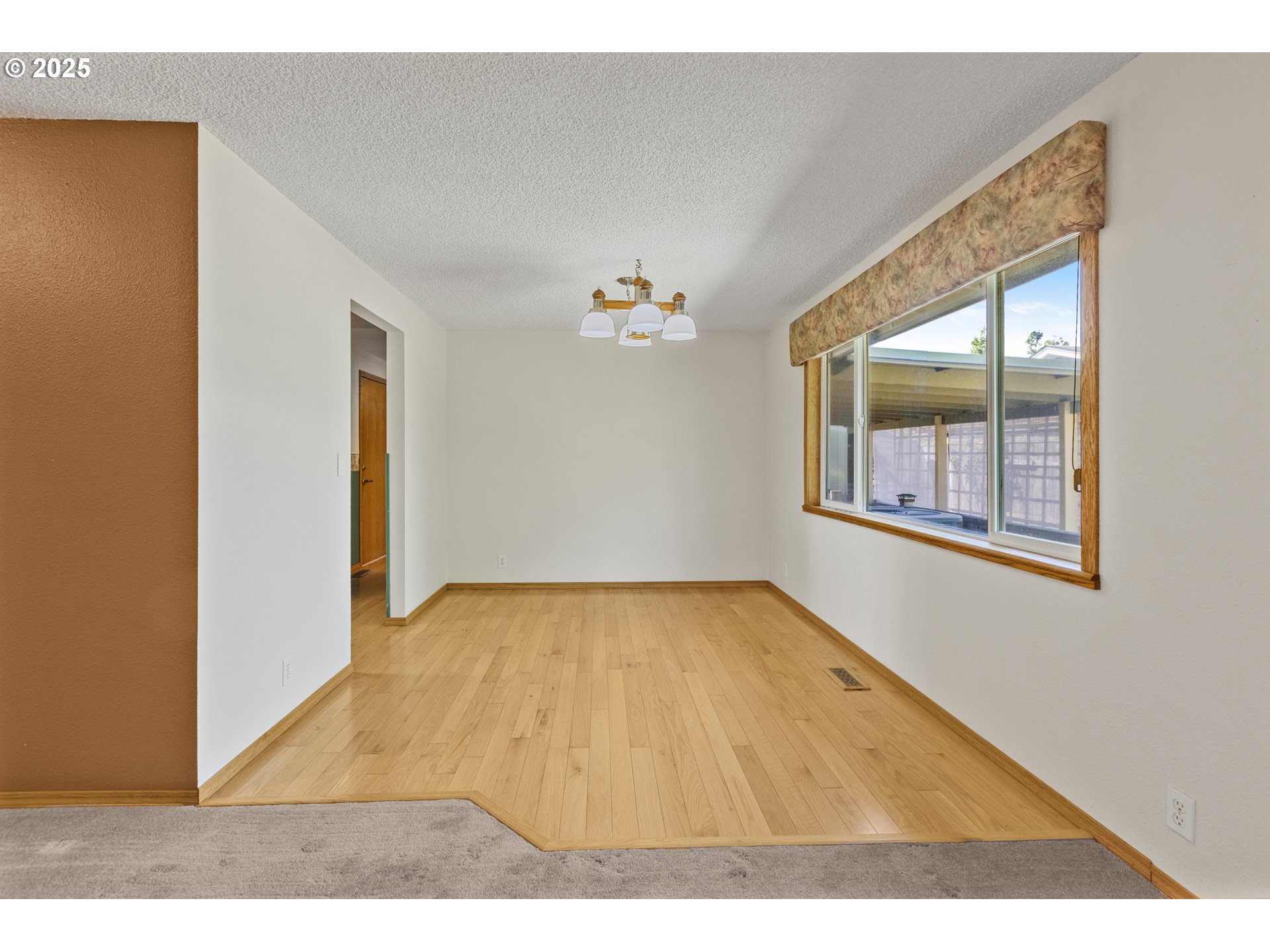 376 49th State Loop Springfield, OR 97478 - Photo 3 of 48 a view of an empty room and window