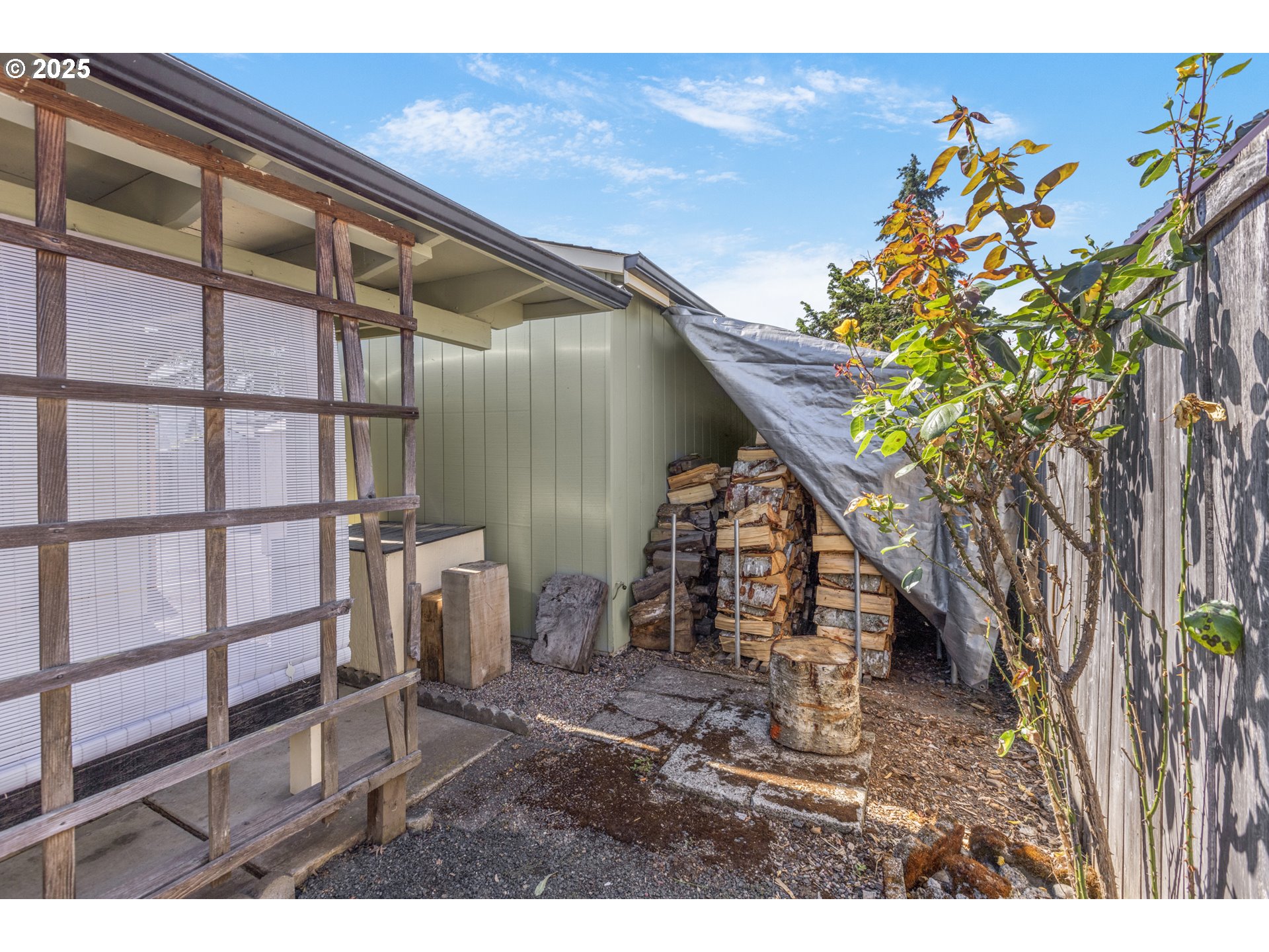 376 49th State Loop Springfield, OR 97478 - Photo 31 of 48 a view of outdoor space and deck