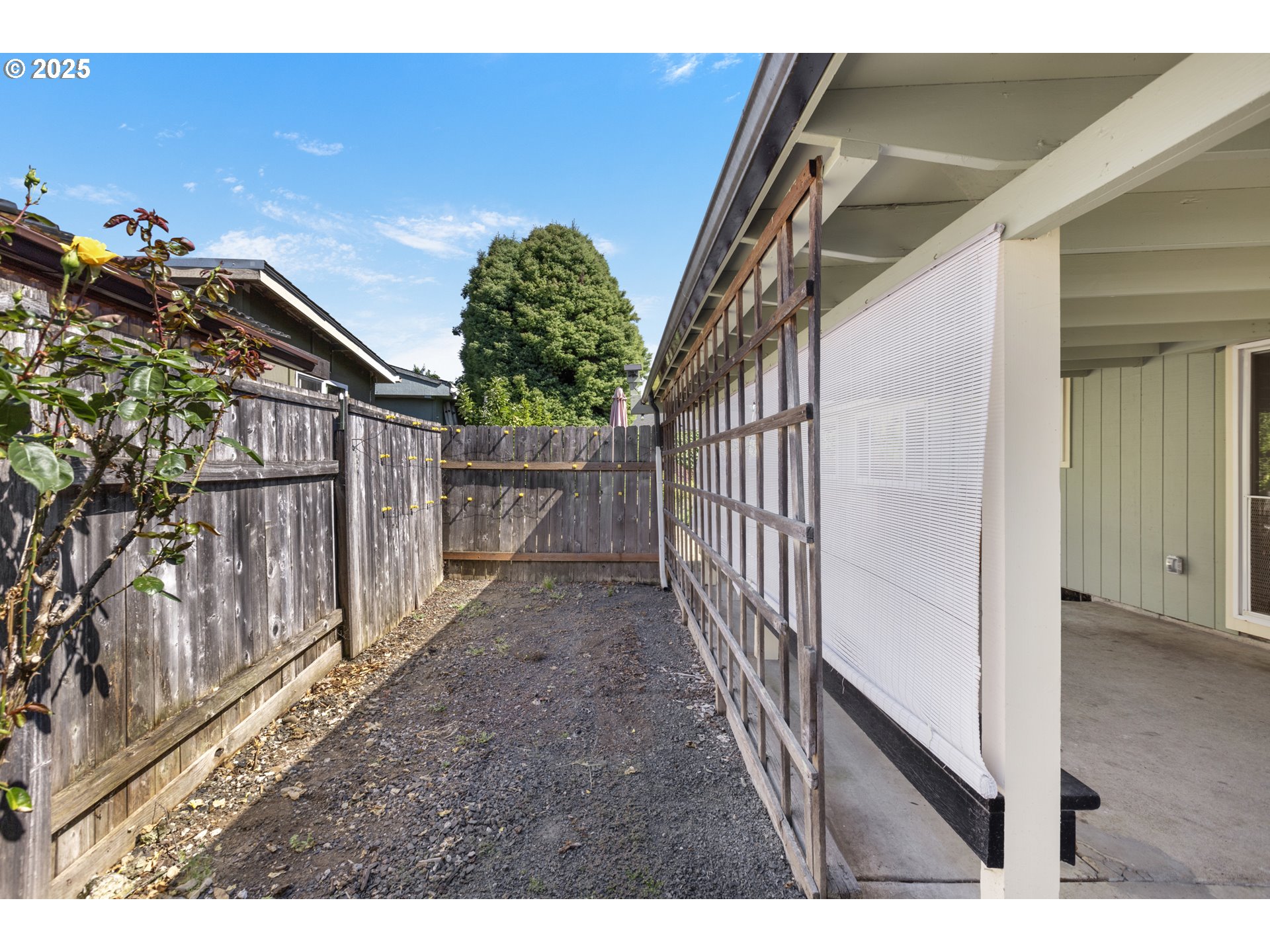 376 49th State Loop Springfield, OR 97478 - Photo 32 of 48 a view of a porch