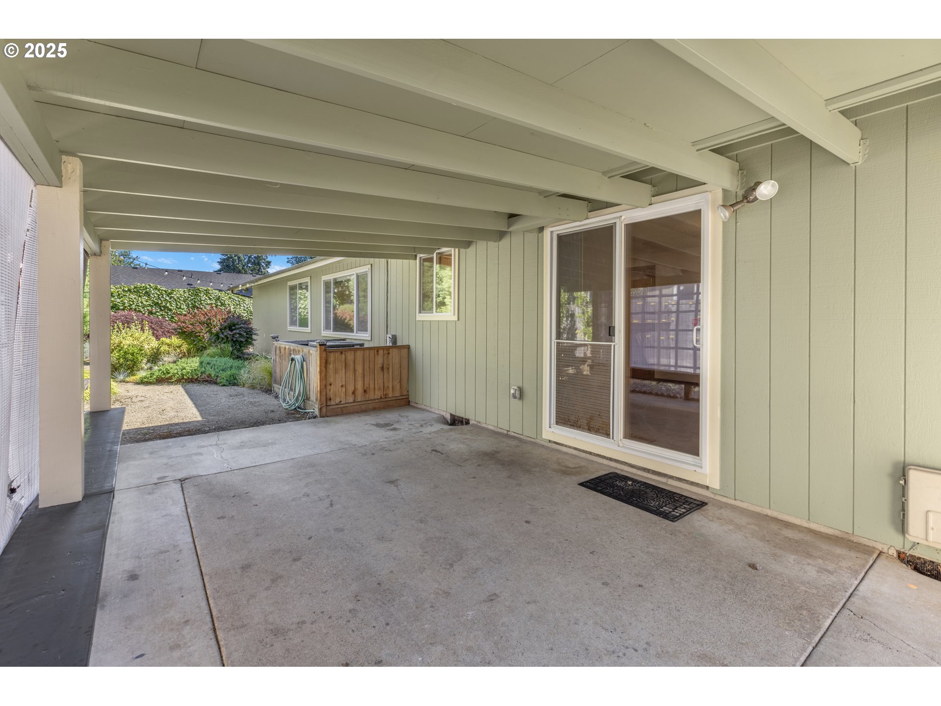 376 49th State Loop Springfield, OR 97478 - Photo 33 of 48 a view of an empty room with a window