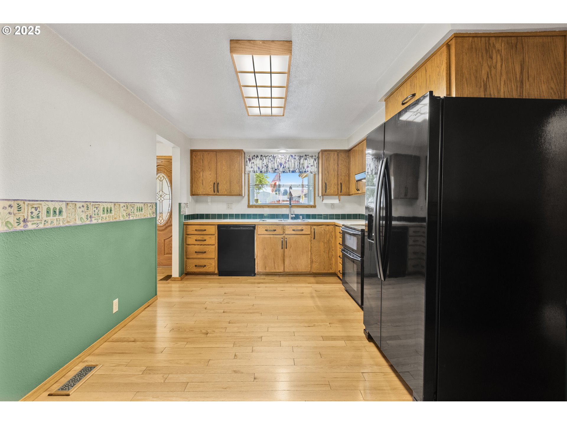 376 49th State Loop Springfield, OR 97478 - Photo 4 of 48 a kitchen with stainless steel appliances granite countertop a refrigerator and a sink
