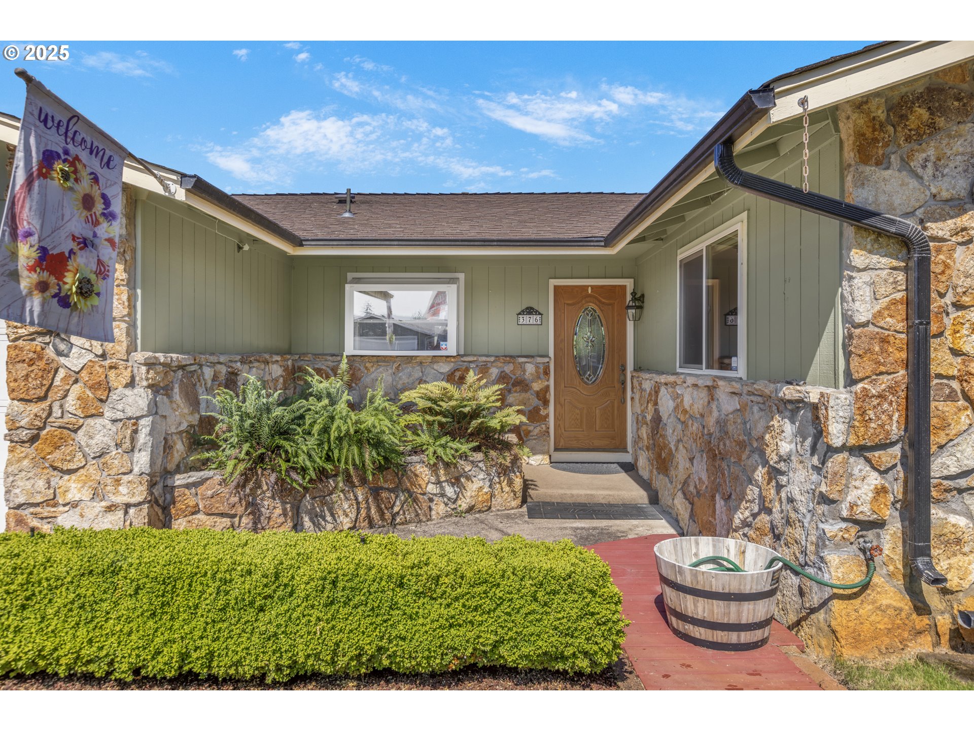 376 49th State Loop Springfield, OR 97478 - Photo 41 of 48 a view of a house with a fountain