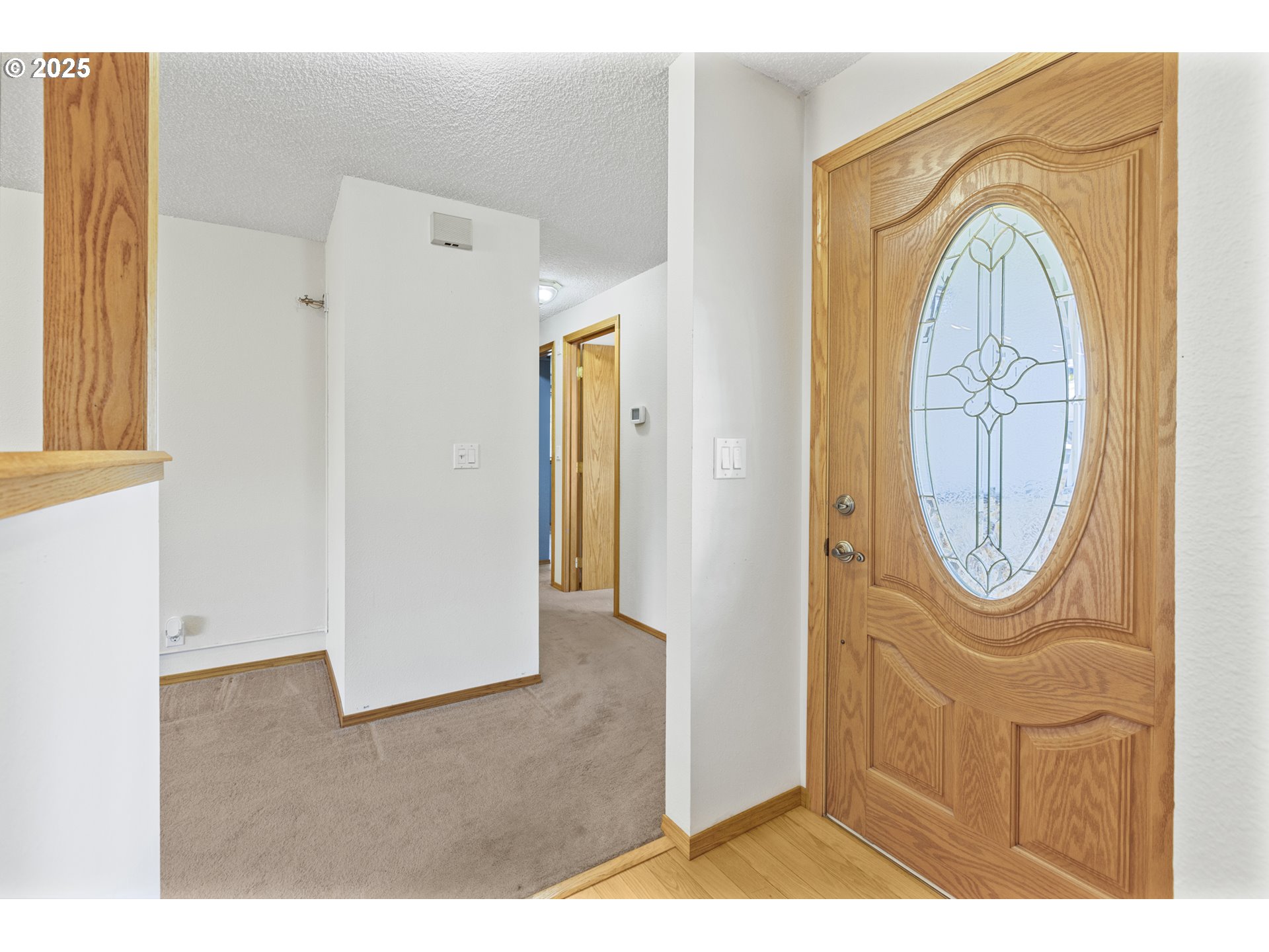 376 49th State Loop Springfield, OR 97478 - Photo 42 of 48 a view of a livingroom with wooden floor and a door