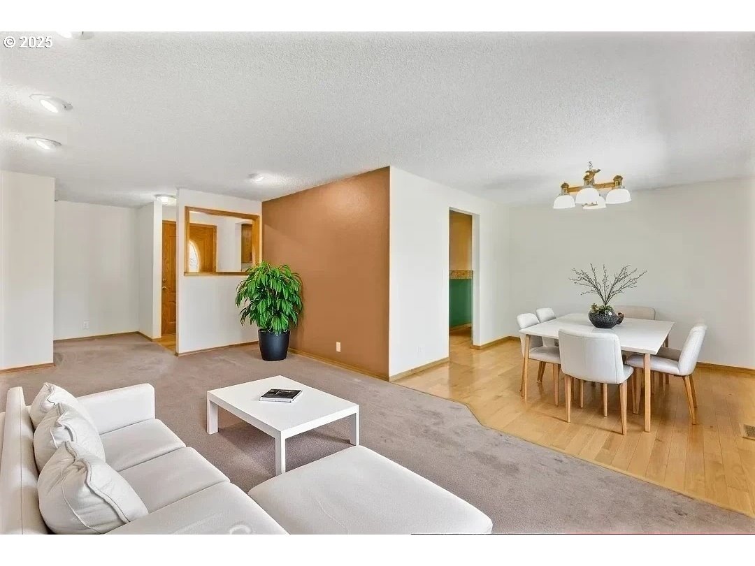 376 49th State Loop Springfield, OR 97478 - Photo 48 of 48 a living room with furniture