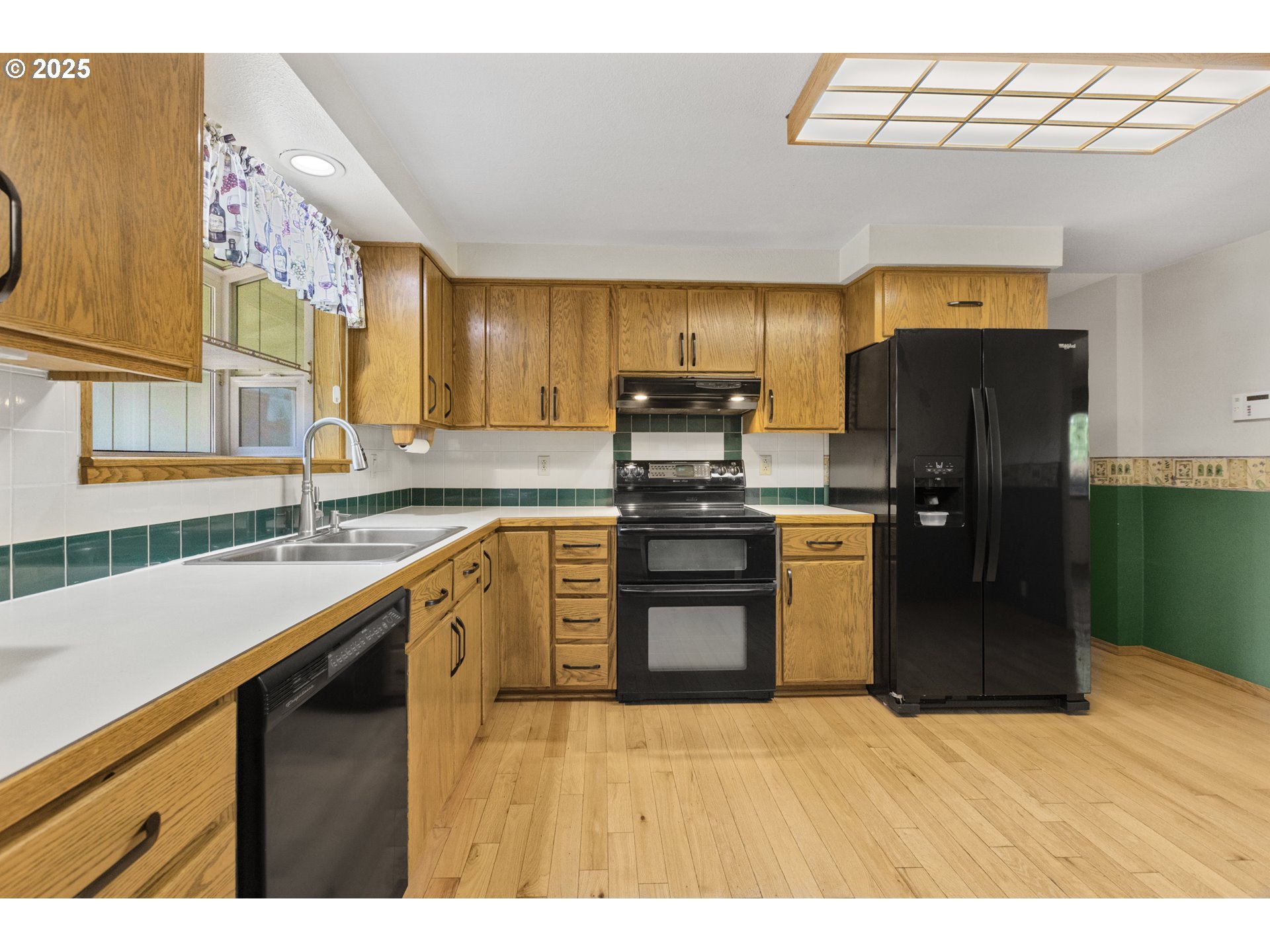 376 49th State Loop Springfield, OR 97478 - Photo 6 of 48 a kitchen with a refrigerator and a sink