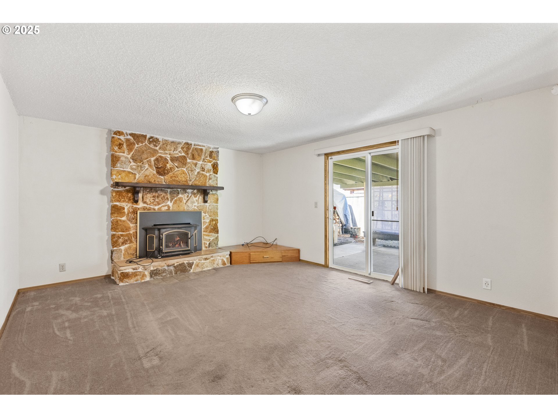 376 49th State Loop Springfield, OR 97478 - Photo 10 of 48 an empty room with windows