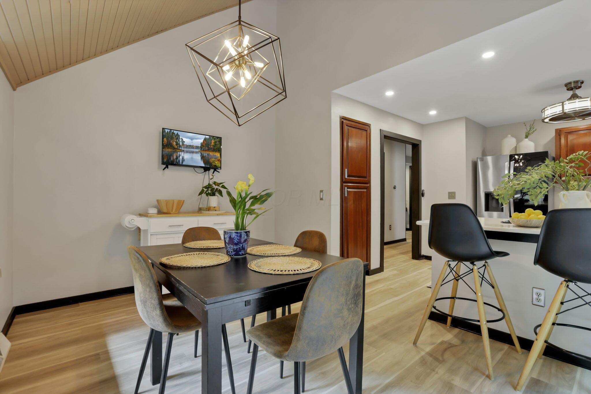 4390 Dublin Road Columbus, OH 43221 - Photo 40 of 83 Spacious dinette - breakfast bar...
