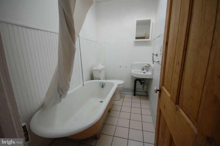 2218 Annapolis Road Baltimore, MD 21230 - Photo 13 of 15 a bathroom with a bathtub and toilet