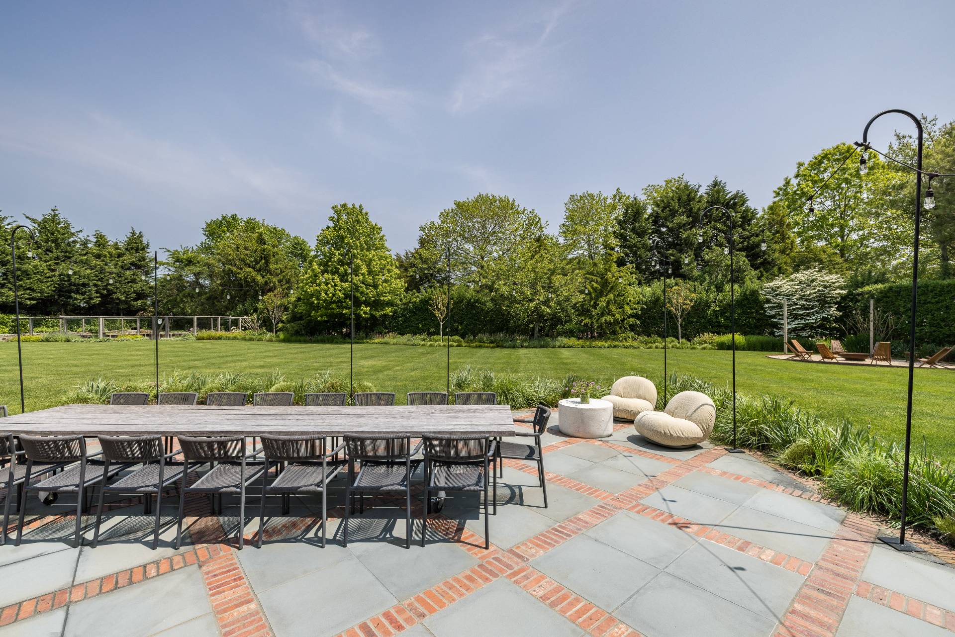373 Mitchell Lane Bridgehampton, NY 11932 - Photo 11 of 34 a view of a sitting area with furniture and garden