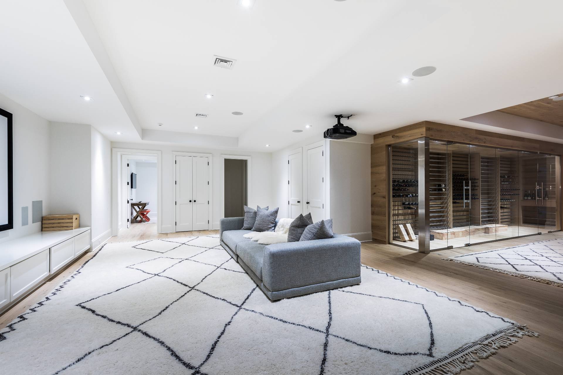373 Mitchell Lane Bridgehampton, NY 11932 - Photo 22 of 34 a living room with furniture