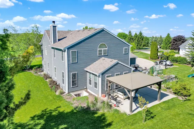 $819,999 | S25W29201 Cambrian Ridge, Genesee, WI 53188