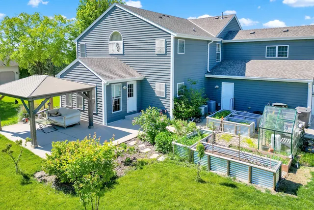 $819,999 | S25W29201 Cambrian Ridge, Genesee, WI 53188