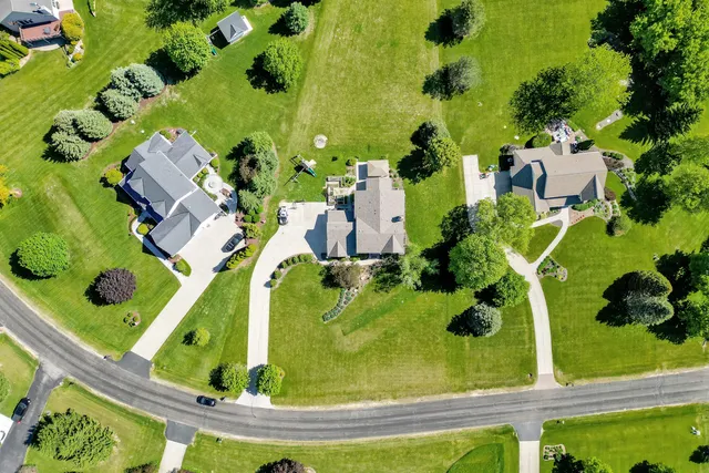 $819,999 | S25W29201 Cambrian Ridge, Genesee, WI 53188