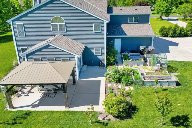 $819,999 | S25W29201 Cambrian Ridge, Genesee, WI 53188