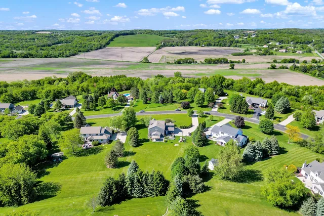 $819,999 | S25W29201 Cambrian Ridge, Genesee, WI 53188