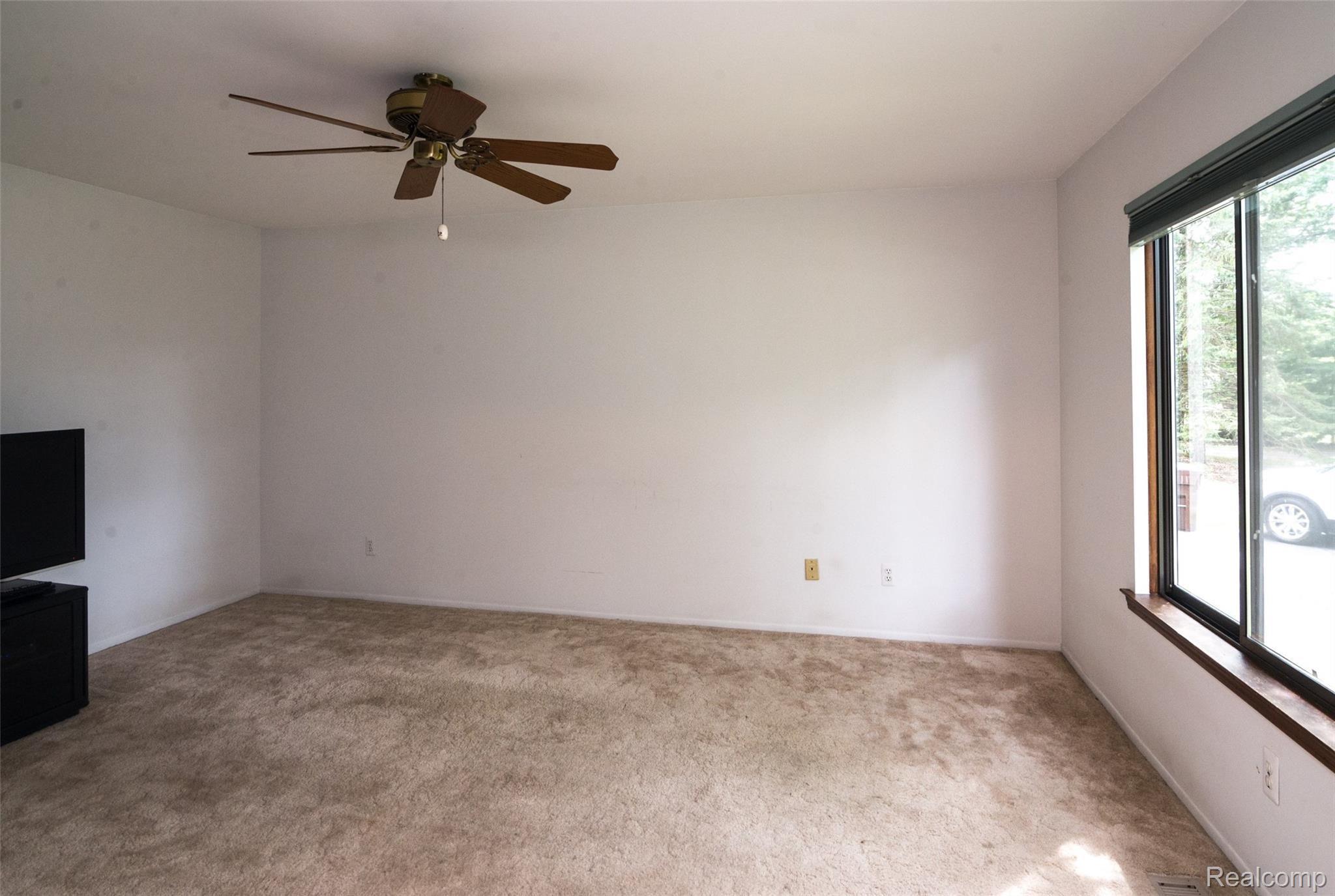 3250 Welch Road Walled Lake, MI 48390 - Photo 14 of 43 Living Room