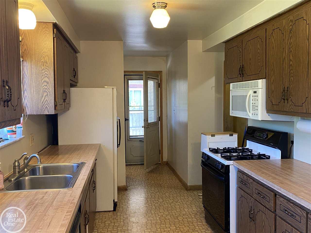 8595 Dale Center Line, MI 48015 - Photo 11 of 20 Kitchen