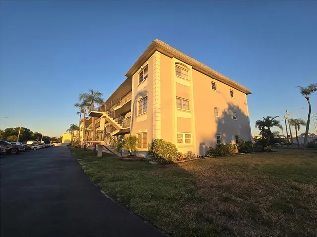 $1,875 | 211 Pasadena Avenue North, Unit 107, St. Petersburg, FL 33710