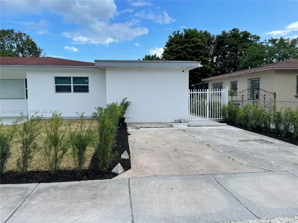 $1,300 | 320 Northeast 160th Street, Unit B, Miami, FL 33162