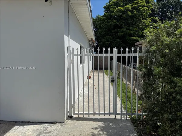 $1,300 | 320 Northeast 160th Street, Unit B, Miami, FL 33162