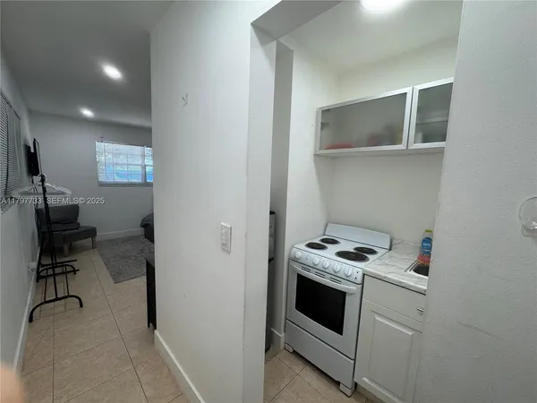 $1,300 | 320 Northeast 160th Street, Unit B, Miami, FL 33162