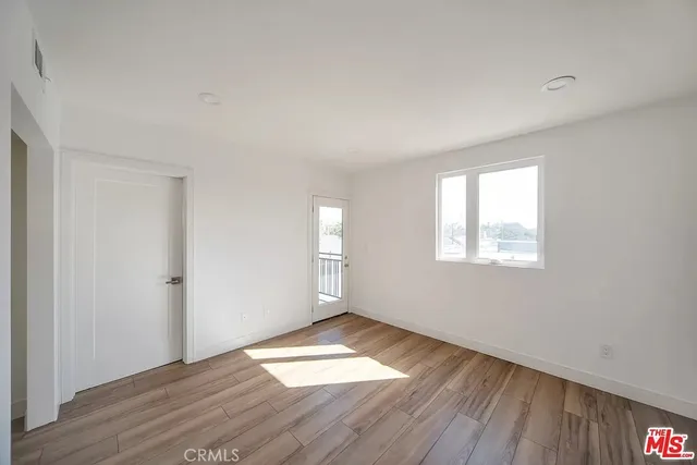 $5,995 | 2153 South West View Street, Los Angeles, CA 90016