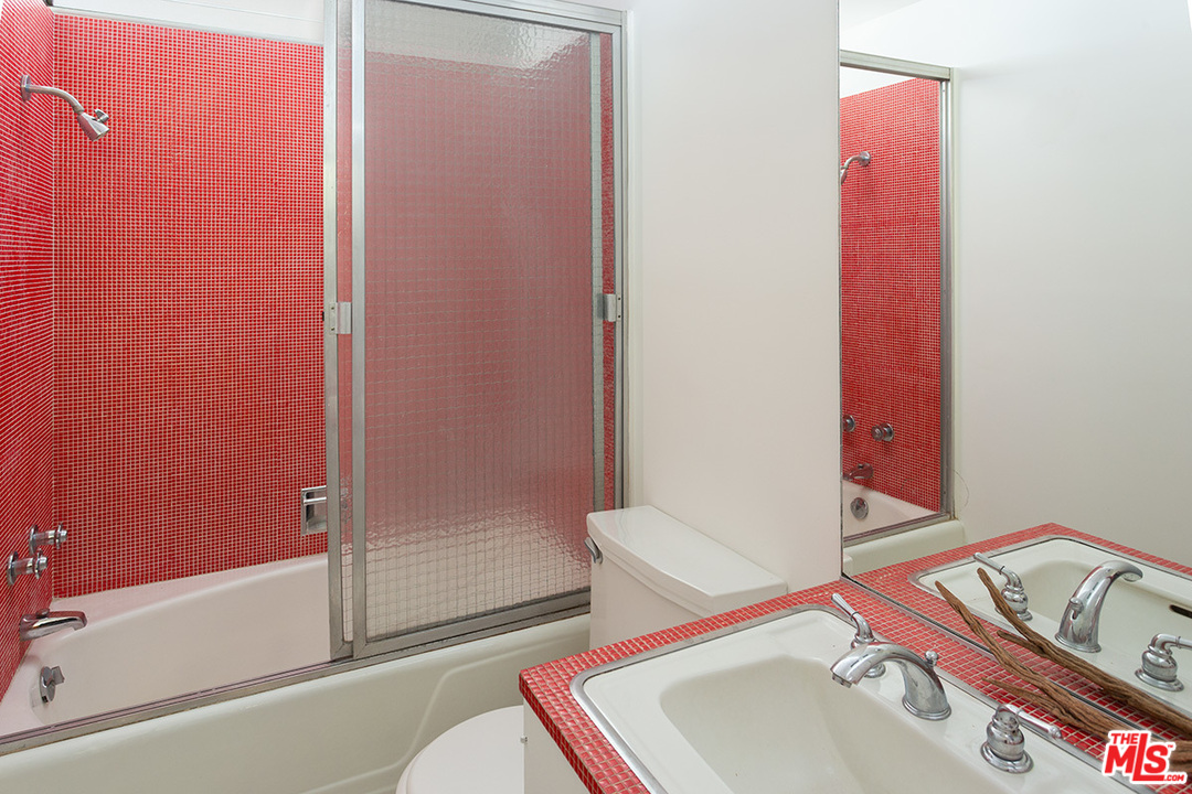 1531 North Tigertail Road Los Angeles, CA 90049 - Photo 19 of 27 a bathroom with a sink and a bathtub