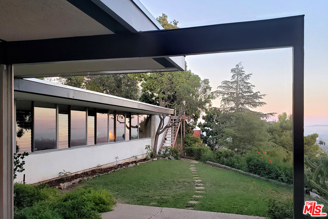 1531 North Tigertail Road Los Angeles, CA 90049 - Photo 23 of 27 a view of a porch