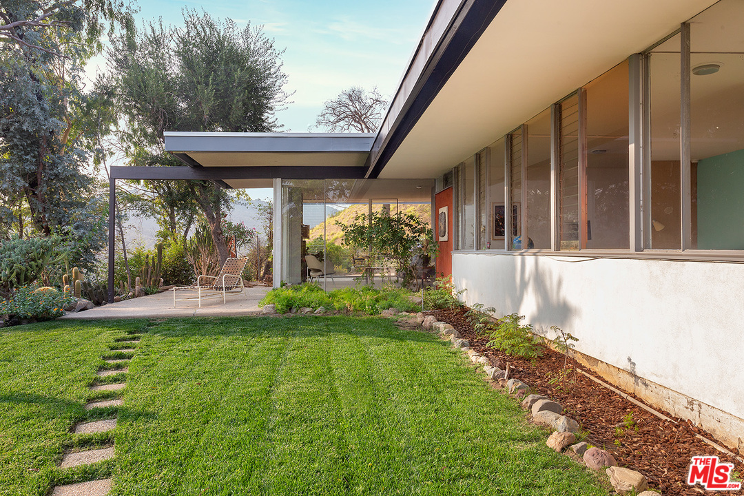 1531 North Tigertail Road Los Angeles, CA 90049 - Photo 26 of 27 a view of a house with backyard and porch