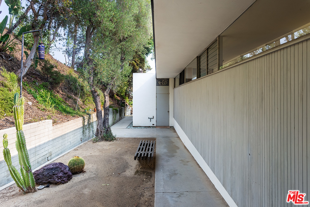 1531 North Tigertail Road Los Angeles, CA 90049 - Photo 4 of 27 a view of entryway