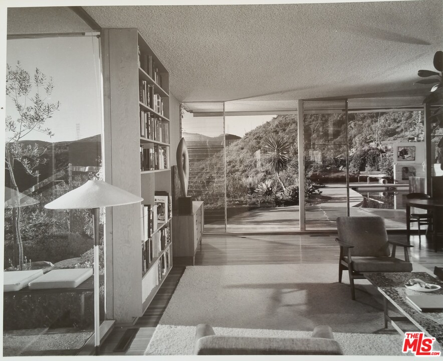1531 North Tigertail Road Los Angeles, CA 90049 - Photo 8 of 27 a view of entryway and hall with wooden floor