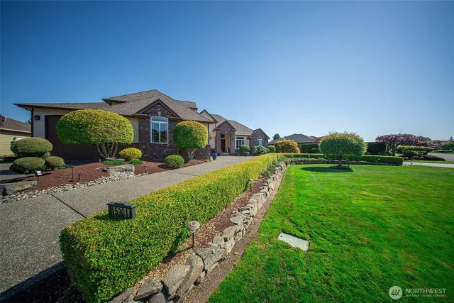 a view of a house with a yard