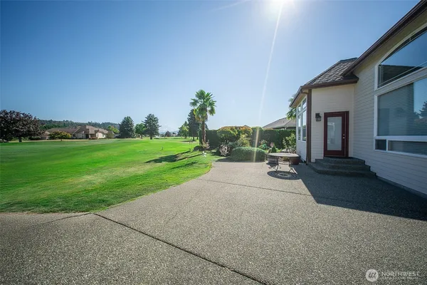 a view of a house with backyard and garden