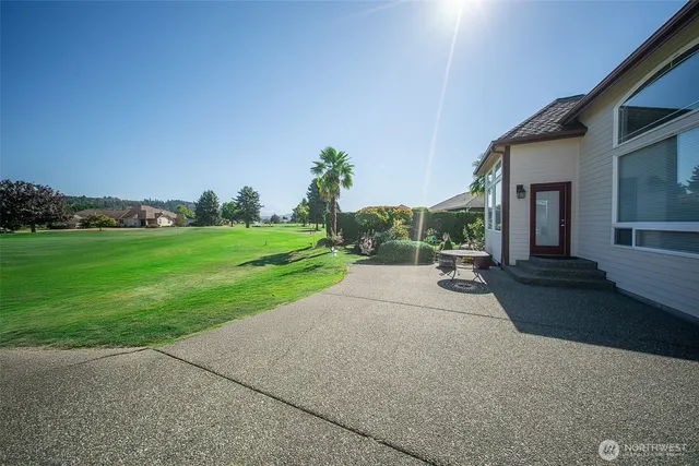 a view of a house with backyard and garden