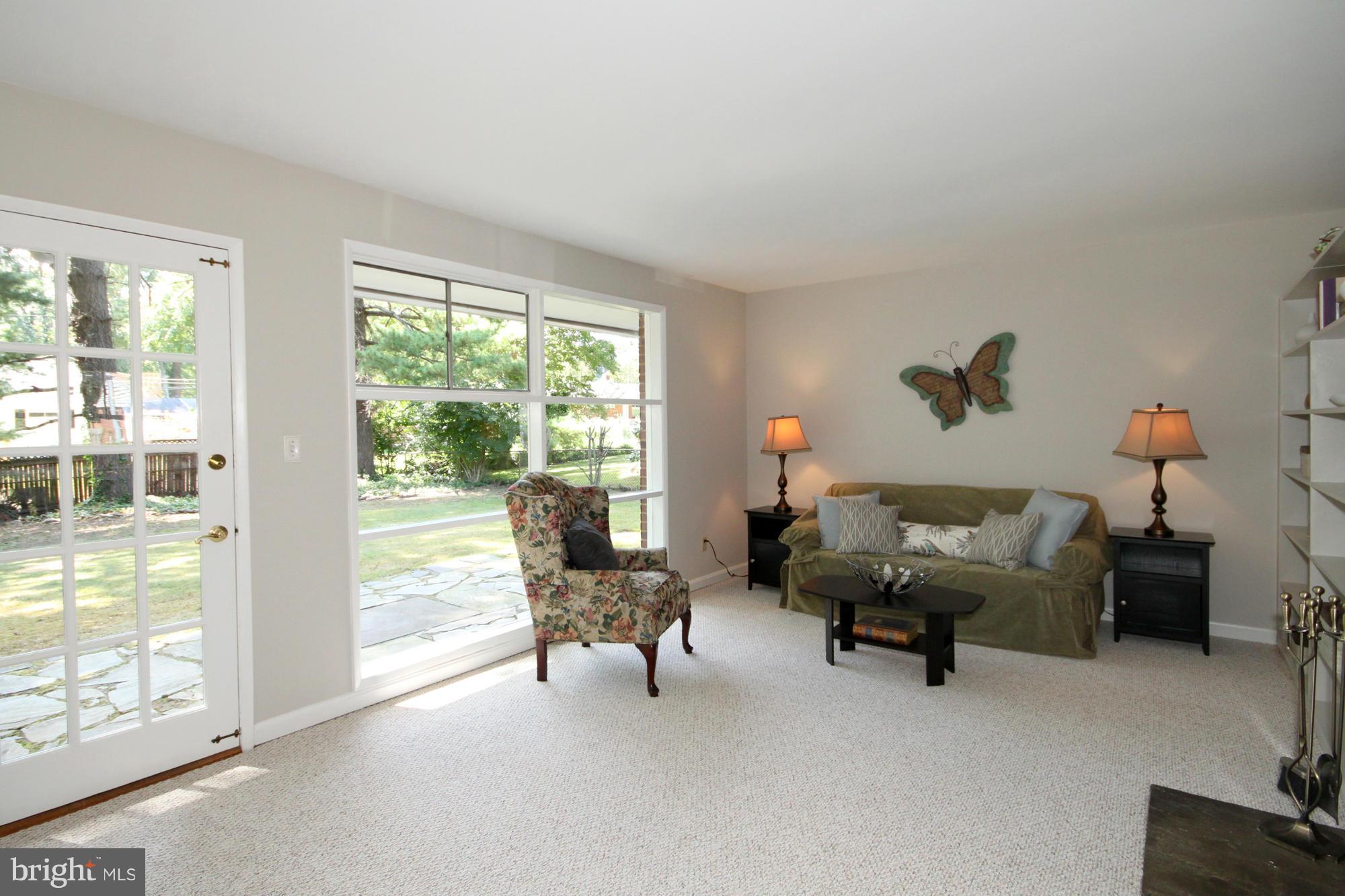 7411 Jervis Street Springfield, VA 22151 - Photo 3 of 27 Living Room