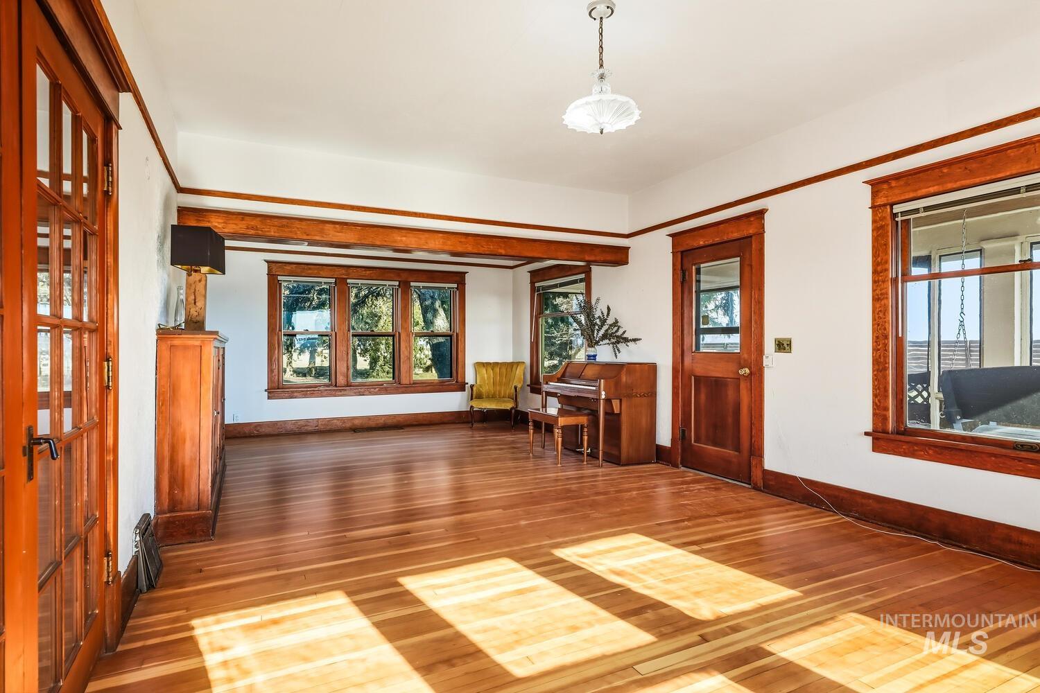 22573 Travis Road Wilder, ID 83676 - Photo 5 of 30 Entrance foyer with hardwood / wood-style floors and baseboards