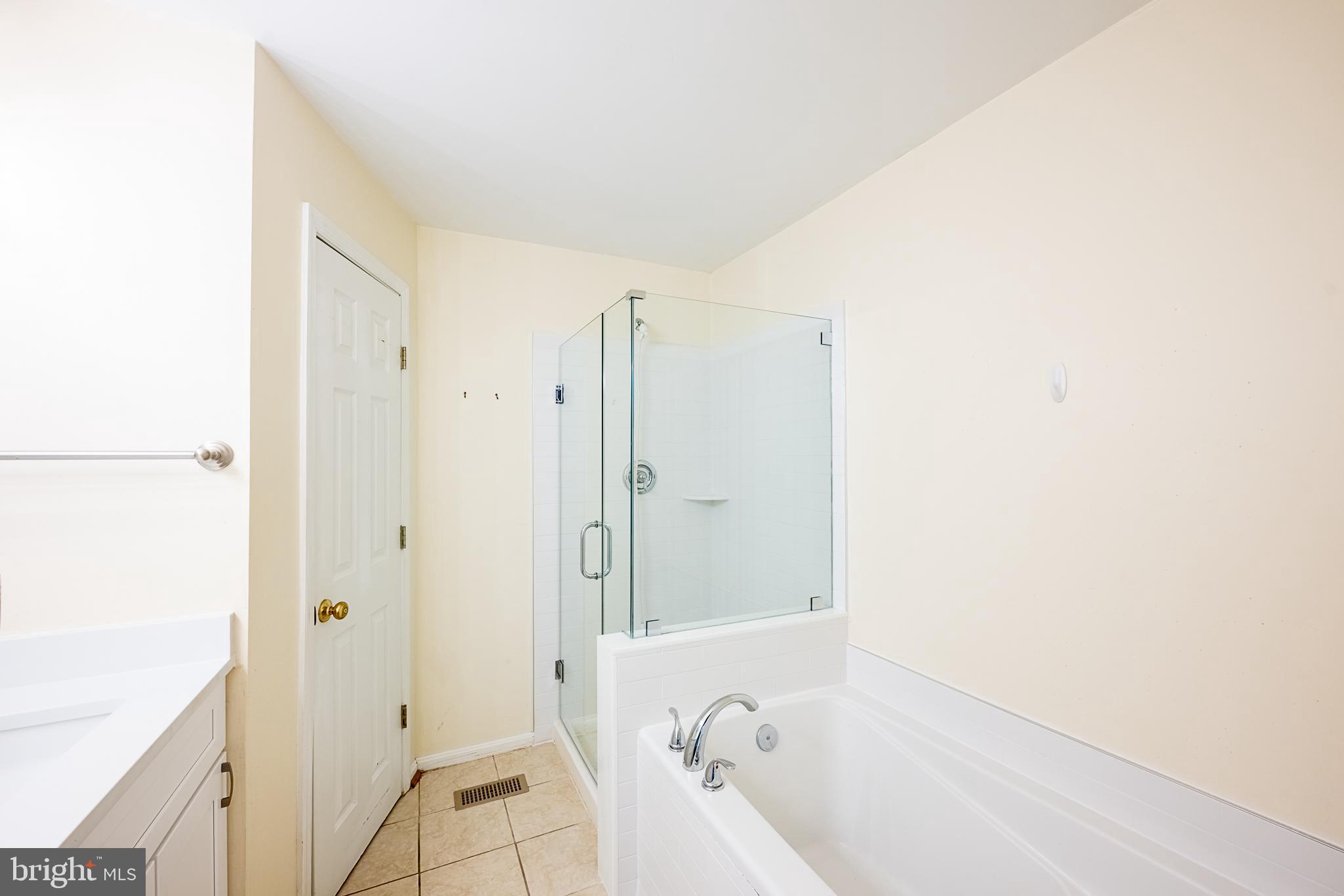 5920 Terrapin Place Alexandria, VA 22310 - Photo 49 of 67 a bathroom with a bathtub and a shower