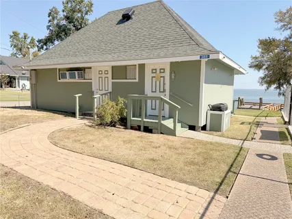a view of entryway with outdoor space