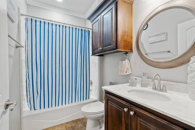 a view of a livingroom with furniture