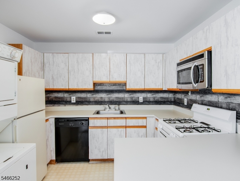 92 Falcon Ridge Way North, Unit 2 Hamburg, NJ 07419 - Photo 8 of 18 Gallery Image 8